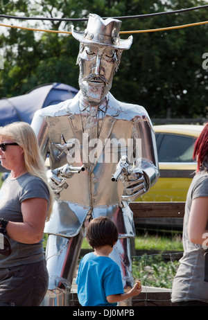 Grande sculpture de métal d'un cow-boy à un Americana music festival. Banque D'Images