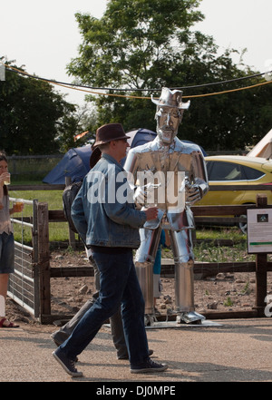 Grande sculpture en métal d'un cow-boy au festival de musique Maverick Americana dans le Suffolk rural Banque D'Images