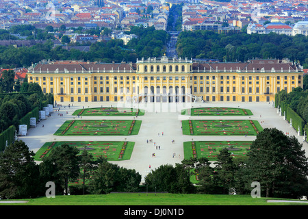 Vue du château de Schönbrunn, à partir de la Gloriette, Vienne, Autriche Banque D'Images