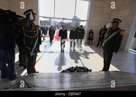 Ramallah, Cisjordanie, territoire palestinien. 18 nov., 2013. Le Président français François Hollande présente ses respects après dépôt d'une couronne sur la tombe du regretté dirigeant palestinien Yasser Arafat, dans la ville de Ramallah, en Cisjordanie, le lundi. Hollande devrait rencontrer les dirigeants palestiniens pour des discussions sur les négociations de paix troublée, dans le cadre de sa visite officielle de trois jours en Israël et dans les territoires palestiniens. Le président palestinien Mahmoud Abbas est à droite en arrière-plan. Credit : Issam Rimawi APA/Images/ZUMAPRESS.com/Alamy Live News Banque D'Images