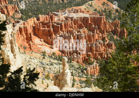 Piliers rocheux appelé hoodoos à Bryce Canyon, qui ont été érodées au fil des siècles. Les cheminées ressemblent à des pièces d'échecs ! Banque D'Images