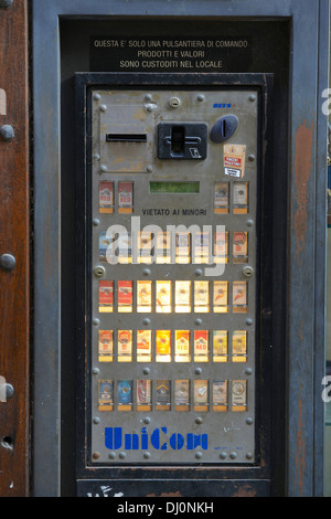 italy cigarette vending machines Distributeur automatique de cigarettes italien Photo Stock