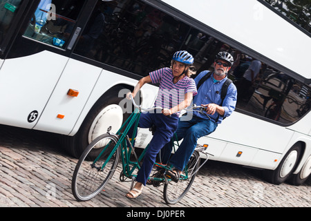 Couple sur le vélo, randonnée à vélo ensemble Copenhagen Danemark Banque D'Images