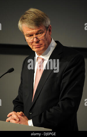 Francfort-sur-Main, Allemagne. 18 nov., 2013. Chef de la DZ BANK, Wolfgang Kirsch, parle à un événement de l'Euro Finances Week' à Francfort-sur-Main, Allemagne, 18 novembre 2013. La 16e semaine Euro Finances aura lieu du 18 au 22 novembre 2013 à Francfort-sur-Main et est considérée comme la plus grande industrie réunion du secteur des finances et de l'assurance en Europe. Photo : DANIEL REINHARDT/dpa/Alamy Live News Banque D'Images