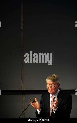 Francfort-sur-Main, Allemagne. 18 nov., 2013. Chef de la DZ BANK, Wolfgang Kirsch, parle à un événement de l'Euro Finances Week' à Francfort-sur-Main, Allemagne, 18 novembre 2013. La 16e semaine Euro Finances aura lieu du 18 au 22 novembre 2013 à Francfort-sur-Main et est considérée comme la plus grande industrie réunion du secteur des finances et de l'assurance en Europe. Photo : DANIEL REINHARDT/dpa/Alamy Live News Banque D'Images