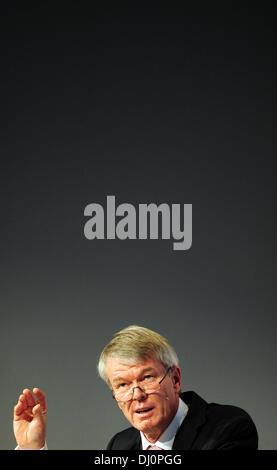 Francfort-sur-Main, Allemagne. 18 nov., 2013. Chef de la DZ BANK, Wolfgang Kirsch, parle à un événement de l'Euro Finances Week' à Francfort-sur-Main, Allemagne, 18 novembre 2013. La 16e semaine Euro Finances aura lieu du 18 au 22 novembre 2013 à Francfort-sur-Main et est considérée comme la plus grande industrie réunion du secteur des finances et de l'assurance en Europe. Photo : DANIEL REINHARDT/dpa/Alamy Live News Banque D'Images