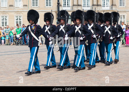 Cérémonie de la relève de la garde au Palais Amalienborg Copenhague Danemark Baltic états-unis Banque D'Images