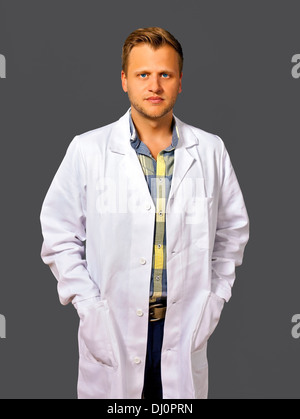 Jeune homme scientifique ou un médecin Banque D'Images