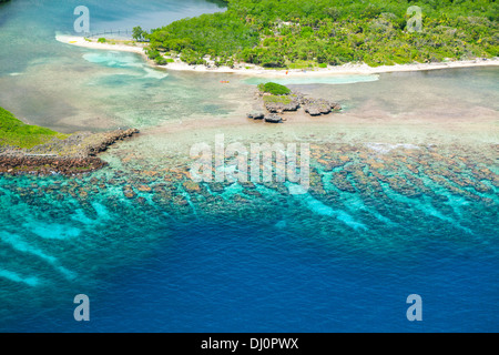 Photo aérienne des récifs de corail, kayakistes et plage tropicale sur l'île de Roatan Banque D'Images