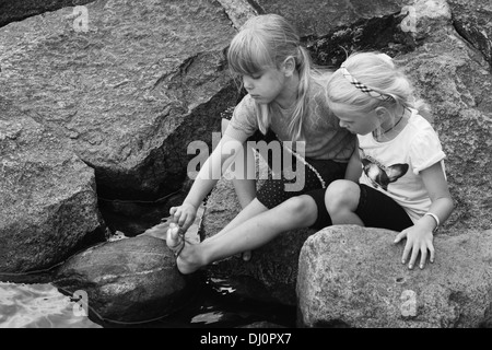 Deux filles pagayer dans l'eau, France Banque D'Images