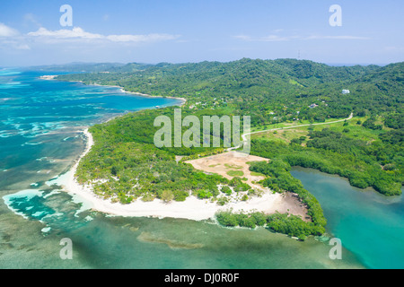 Photo aérienne de Marbella Beach sur l'île de Roatan Banque D'Images