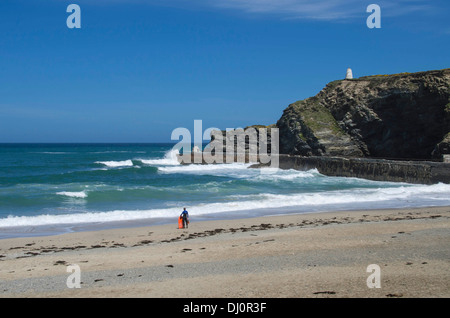 Un bodyborder en attendant le bon moment pour entrer dans le surf à Portreath Cornwall UK Banque D'Images