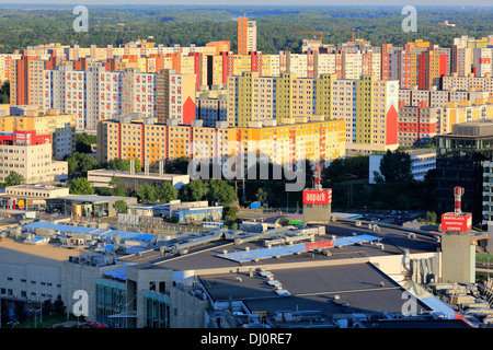 Quartier Petrzalka, paysage urbain de UFO, restaurant pont SNP, Bratislava, Slovaquie Banque D'Images