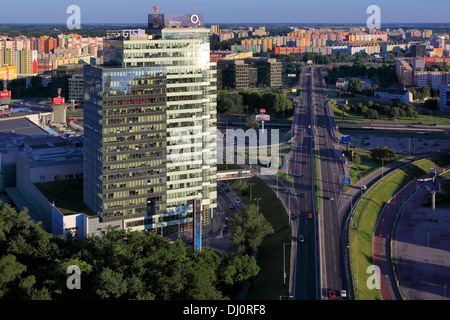 Quartier Petrzalka, paysage urbain de UFO, restaurant pont SNP, Bratislava, Slovaquie Banque D'Images