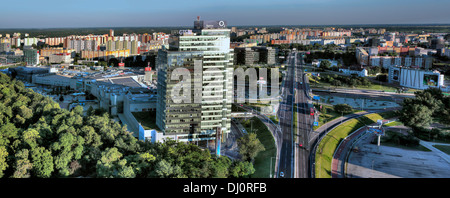 Quartier Petrzalka, paysage urbain de UFO, restaurant pont SNP, Bratislava, Slovaquie Banque D'Images