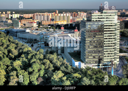 Quartier Petrzalka, paysage urbain de UFO, restaurant pont SNP, Bratislava, Slovaquie Banque D'Images