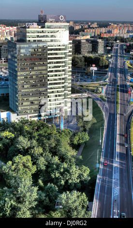 Quartier Petrzalka, paysage urbain de UFO, restaurant pont SNP, Bratislava, Slovaquie Banque D'Images