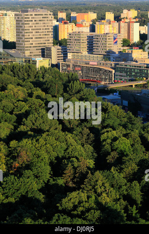 Quartier Petrzalka, paysage urbain de UFO, restaurant pont SNP, Bratislava, Slovaquie Banque D'Images