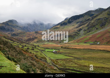 Visualiser jusqu'Nant Ffrancon valley à l'Glyderau couvert de nuages bas en automne dans les montagnes de Snowdonia, le Nord du Pays de Galles, Royaume-Uni, Angleterre Banque D'Images