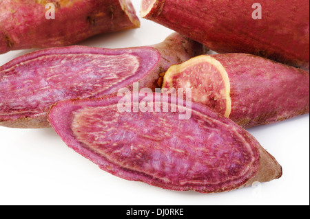 Patates douces violettes sur fond blanc Banque D'Images