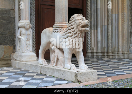 L'un des lions soutenant les colonnes de l'transept droit porche de la Basilique de Santa Maria Maggiore, haute de Bergame, en Italie. Banque D'Images