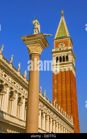 La Piazzetta et le campanile de la Place Saint Marc, Venise, Italie. Banque D'Images