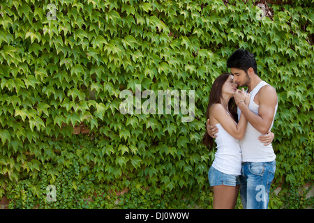 Couple dans le jardin Banque D'Images