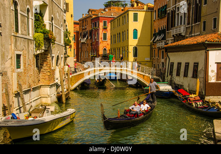 Bénéficiant d'une gondole à Venise, Italie. Banque D'Images