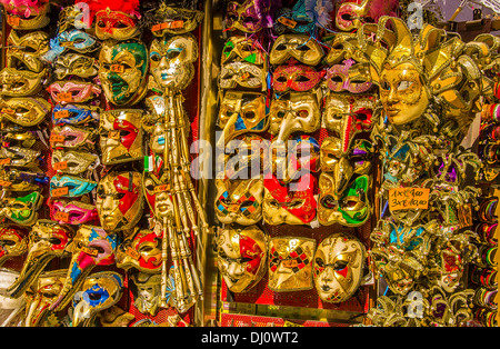 Les masques de carnaval sont très populaires souvenirs touristiques et s'affichent dans de nombreux petits magasins et étals de rue. Banque D'Images