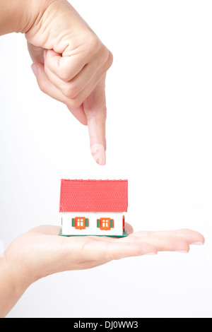 Main d'une femme avec petite maison Banque D'Images