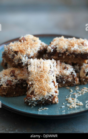 Assiette de magie de citrouille avec des barres de chocolat et noix de coco frais grillé Banque D'Images
