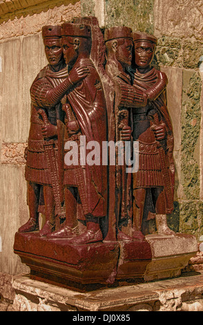 Sculpture porphyrique connu comme le Tetriarchs, une quatrième siècle travaux d'Egypte, maintenant au pied de la Basilique de Saint Marc. Banque D'Images