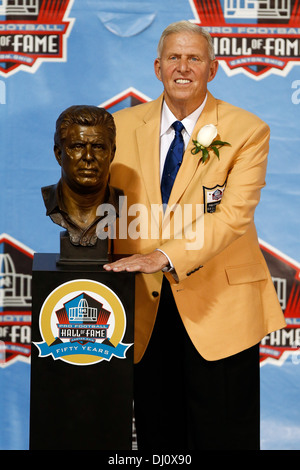 CANTON, OH-AUG 3 : ancien entraîneur en chef Bill Parcells pose au cours de la classe de 2013 NFL Enshrinement Cérémonie à Fawcett Stadium. Banque D'Images