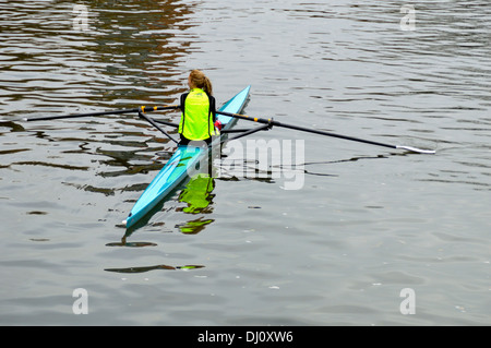 Canoéiste sur la rivière Avon à Stratford upon Avon Banque D'Images