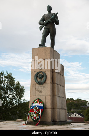 Statue d'un soldat soviétique à Kirkenes, Norvège, qui était sous l'occupation allemande pendant la Seconde Guerre mondiale. Banque D'Images