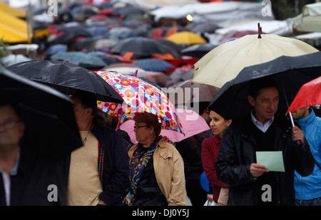 Les gens marche sur un marché aux puces le dimanche dans le village d'inca, Majorque, Espagne Banque D'Images