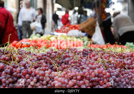 Vu les raisins sur un marché aux puces le dimanche dans le village d'inca, Majorque, Espagne Banque D'Images