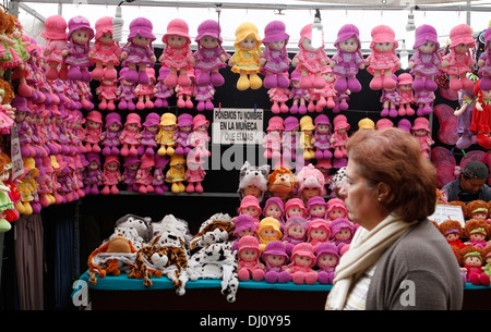 Les gens marche sur un marché aux puces le dimanche dans le village d'inca, Majorque, Espagne Banque D'Images