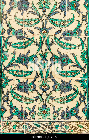 Les carreaux en céramique avec un design floral vert et bleu sur fond blanc Banque D'Images