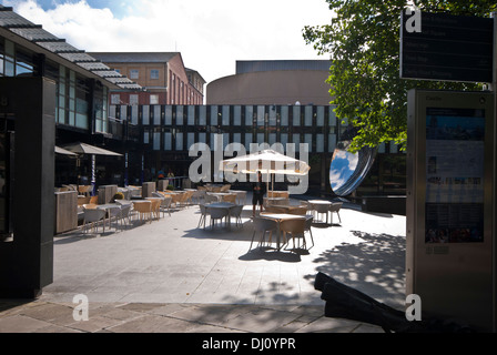 Le Nottingham Playhouse et Sky Mirror, Wellington, cirque, Nottingham, Angleterre, Royaume-Uni. Banque D'Images