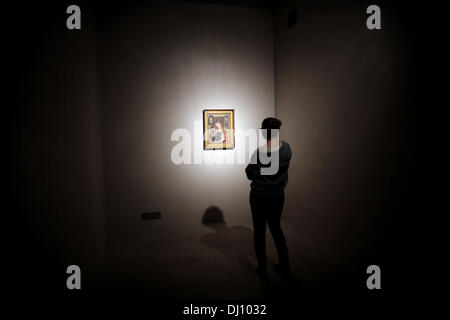 Cologne, Allemagne. 18 nov., 2013. Une femme regarde une photo au musée Kolumba à Cologne, Allemagne, 18 novembre 2013. Les critiques d'art ont nommé musée Kolumba de l'Archidiocèse de Cologne Musée de l'année. Photo : OLIVER BERG/dpa/Alamy Live News Banque D'Images