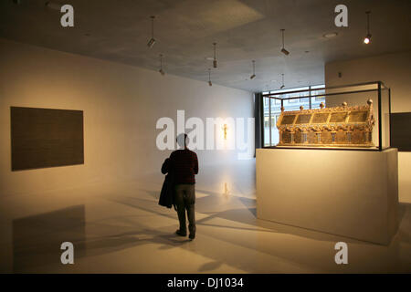 Cologne, Allemagne. 18 nov., 2013. Une femme marche à travers l'exposition au musée Kolumba à Cologne, Allemagne, 18 novembre 2013. Les critiques d'art ont nommé musée Kolumba de l'Archidiocèse de Cologne Musée de l'année. Photo : OLIVER BERG/dpa/Alamy Live News Banque D'Images