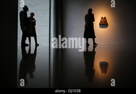 Cologne, Allemagne. 18 nov., 2013. Les visiteurs voir une sculpture de l'ARNT van Tricht au musée Kolumba à Cologne, Allemagne, 18 novembre 2013. Les critiques d'art ont nommé musée Kolumba de l'Archidiocèse de Cologne Musée de l'année. Photo : OLIVER BERG/dpa/Alamy Live News Banque D'Images