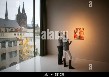 Cologne, Allemagne. 18 nov., 2013. Deux femmes afficher une photo par Michael Toenges au musée Kolumba à Cologne, Allemagne, 18 novembre 2013. Les critiques d'art ont nommé musée Kolumba de l'Archidiocèse de Cologne Musée de l'année. Photo : OLIVER BERG/dpa/Alamy Live News Banque D'Images