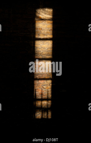 La lumière passant à travers le Sénat Chambre des fenêtres sur mur de brique en Sénat l'adoption, de l'Université de Cambridge, Cambridge, Angleterre. Banque D'Images