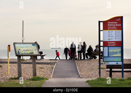 Rassemblement de personnes sur la plage de baignade Shoreham un samedi après-midi à la fin de l'automne Banque D'Images