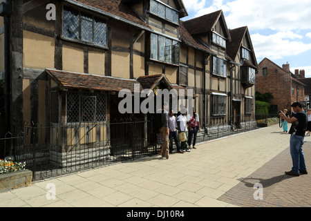 Les touristes d'outre-mer ayant leur photo prise devant le lieu de naissance de William Shakespeare à Stratford upon Avon. Banque D'Images