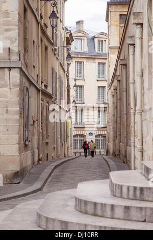 Deux amis se promener dans une rue dans le Quartier Latin, Paris France Banque D'Images