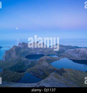 Lune se lève plus de Vestfjord et sommet de Hermannsdalstind de Moskenesoy, îles Lofoten, Norvège Banque D'Images