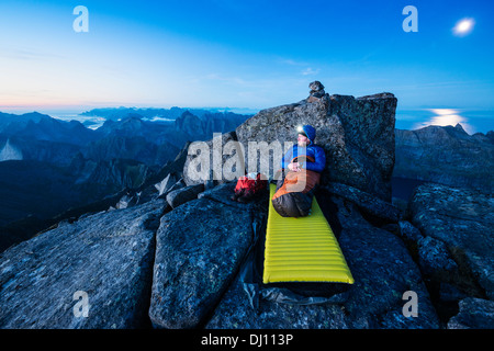 La montagne en plein air sur le sommet rocheux de bivouac, Hermannsdalstinden Moskenesoy, îles Lofoten, Norvège Banque D'Images